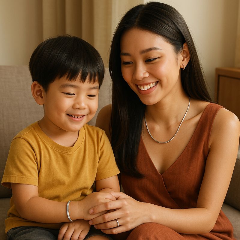 Trẻ em đeo bạc ta, người lớn đeo bạc 925 trong khung cảnh gia đình ấm áp