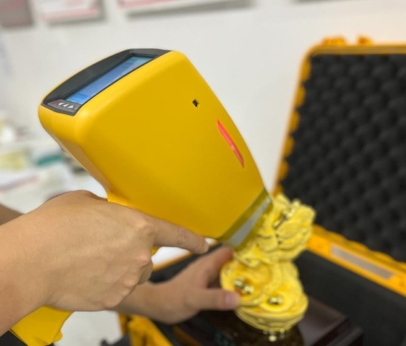Kiểm định vàng bằng máy XRF tại cửa hàng giao dịch uy tín