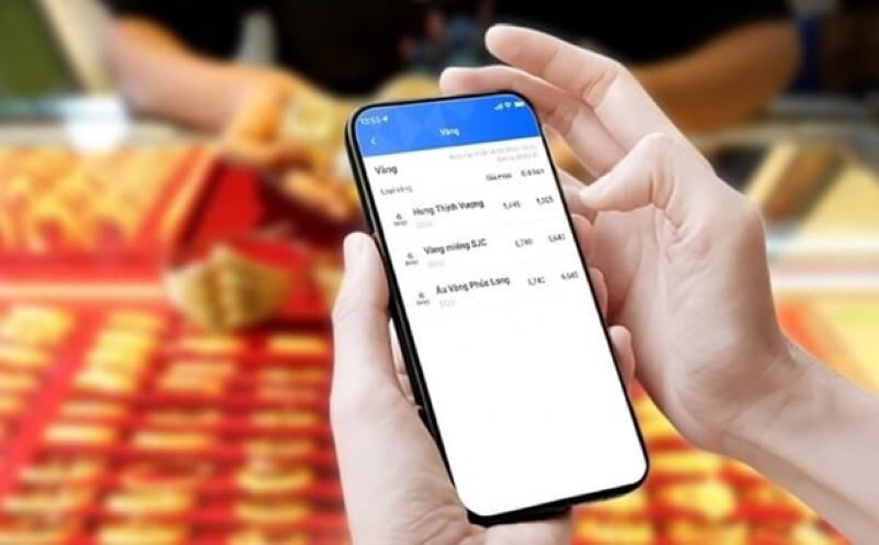 Khách hàng mua vàng online qua website chính hãng uy tín