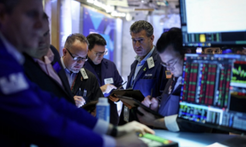 Nhà đầu tư quản lý trái phiếu chính phủ trên ứng dụng di động