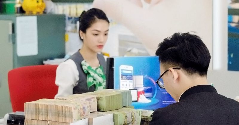 Chuyên viên ngân hàng tính toán tỷ lệ trích lập dự phòng tín dụng