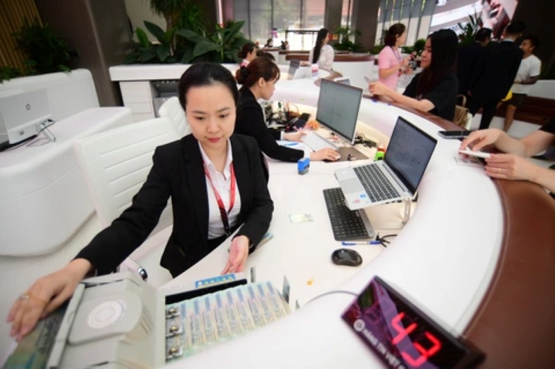 Chuyên viên ngân hàng đang tính toán dự phòng chung trên máy tính tại văn phòng