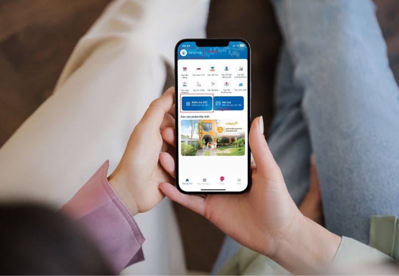 Người đàn ông kiểm tra điểm tín dụng cá nhân tại nhà bằng điện thoại
