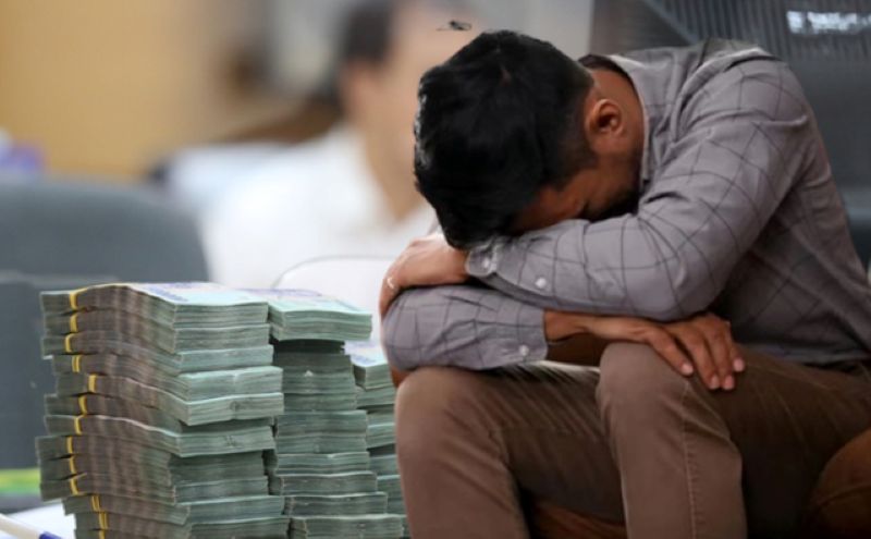 Người đàn ông lo lắng khi kiểm tra điểm tín dụng và hóa đơn nợ xấu nhóm 2