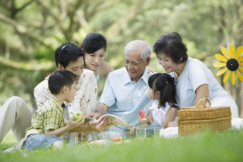 Gia đình đang lên kế hoạch tiết kiệm trong không gian ấm cúng