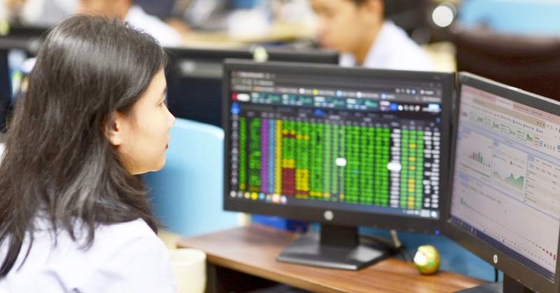 Nhà đầu tư trẻ kiểm tra cổ tức nhận được qua ứng dụng đầu tư