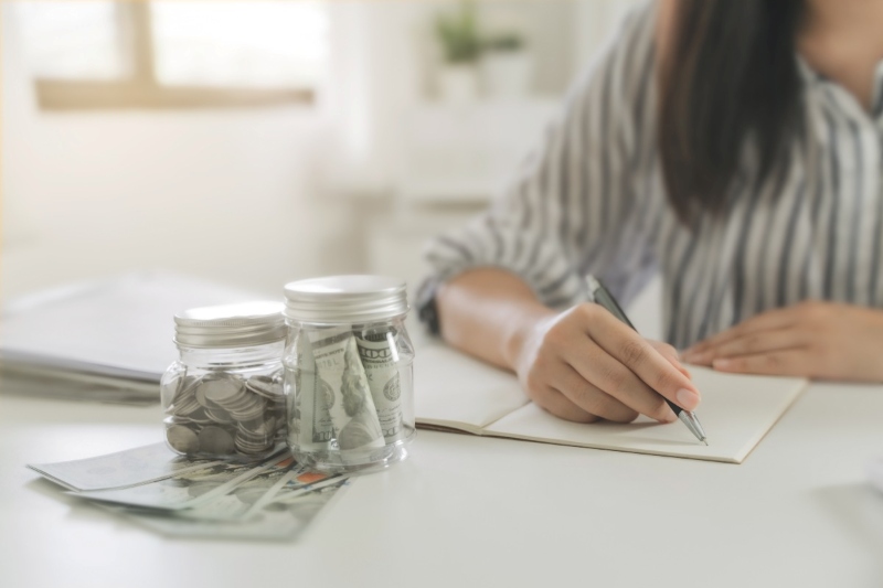 Người phụ nữ phân chia tiền theo quy tắc 5 lọ