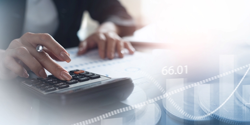 Nhà đầu tư nghiên cứu và so sánh các kênh đầu tư tài chính