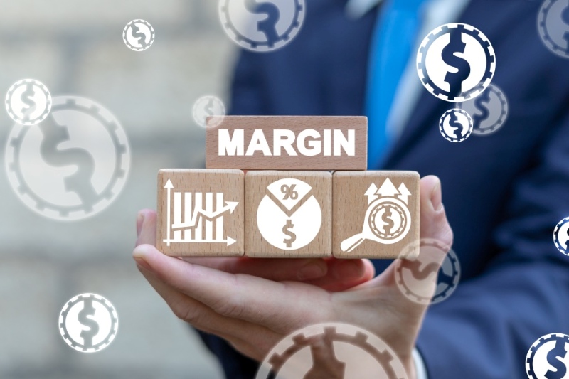 Tư vấn chứng khoán giải thích lãi suất margin cho nhà đầu tư trẻ