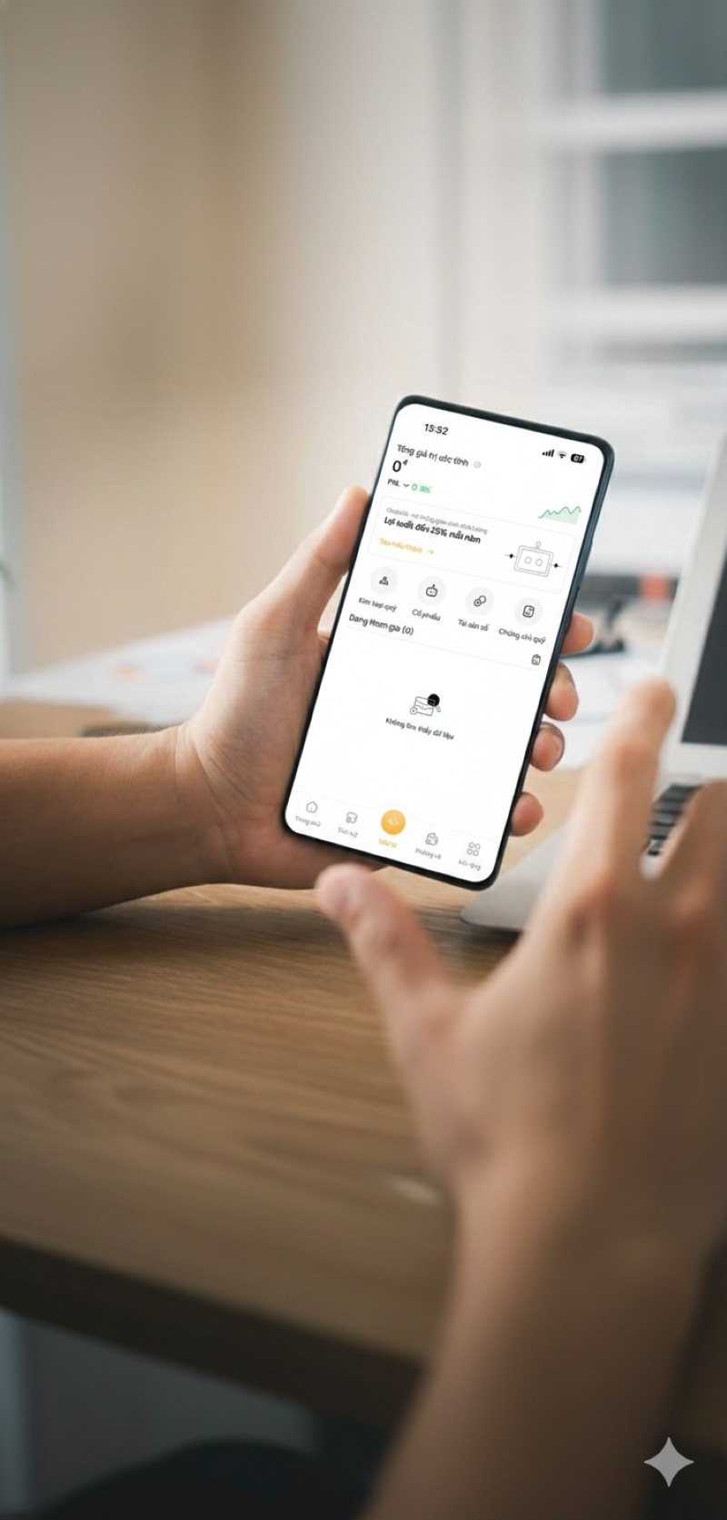 Nhà đầu tư trẻ sử dụng app đầu tư tự động trên điện thoại