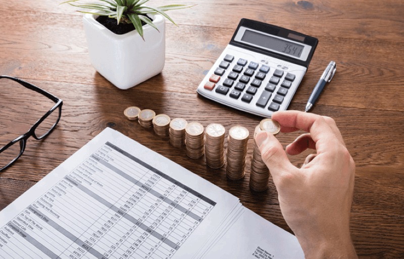 Bố cục bàn làm việc minh họa lãi kép và cách tính lợi tức