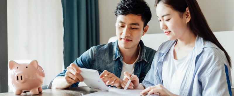 Cặp vợ chồng trẻ lập kế hoạch gửi tiết kiệm chọn ngân hàng lãi suất cao