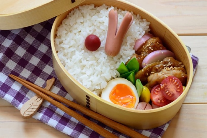 Chuẩn bị cơm trưa tại nhà để tiết kiệm chi phí hàng ngày