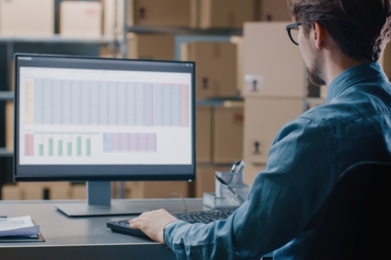 Bàn làm việc với báo cáo tài chính và công thức tính biên lợi nhuận ròng