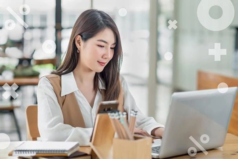 Chuyên viên kế toán phân tích các loại biên lợi nhuận trên máy tính