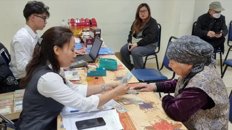Người phụ nữ kiểm tra tài khoản hưu trí 
