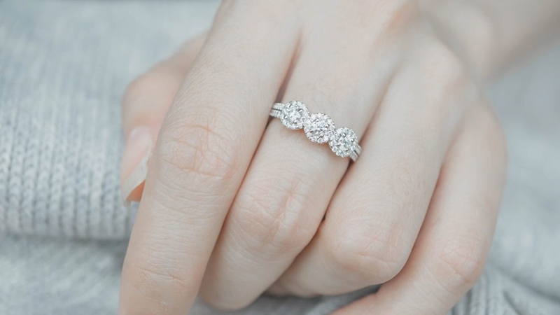 Người phụ nữ kiểm tra nhẫn bạc