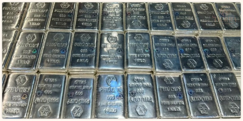 Bạc thỏi nhiều kích cỡ kèm tem và giấy chứng nhận bày trên bàn trưng bày