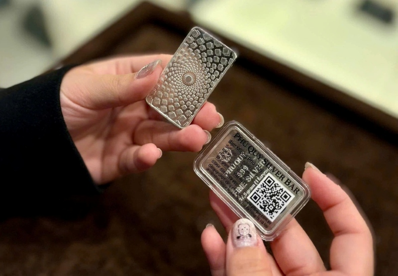 Khách hàng kiểm tra bạc thỏi có tem chứng nhận
