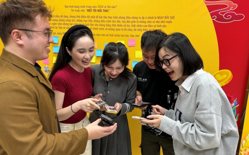 Nhóm bạn trẻ Việt cùng nhau khám phá app tích lũy tiền