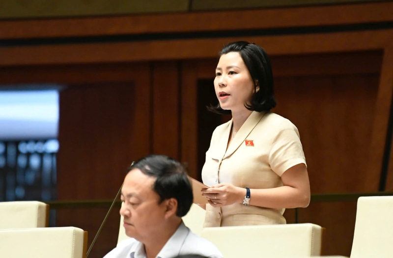 Công chức thảo luận bảng KPI trong cuộc họp cơ quan nhà nước