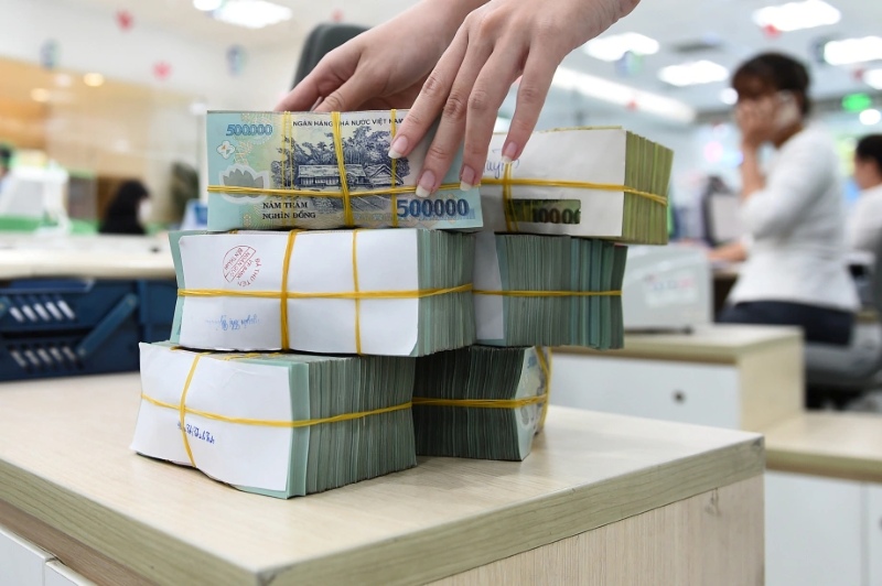 Đống tiền VNĐ và chứng chỉ cổ phiếu xếp chồng lên nhau