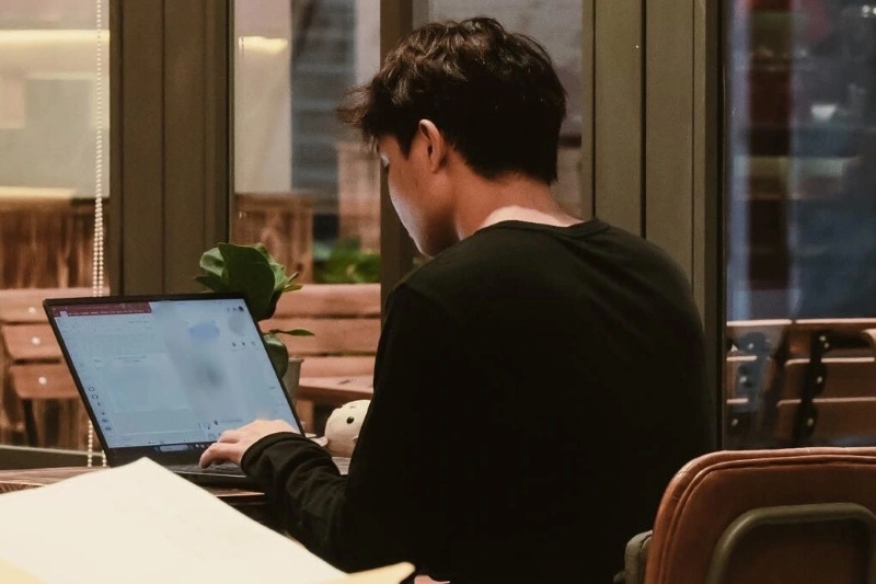 Người trẻ làm việc tại quán cà phê hiện đại, thể hiện tinh thần khởi nghiệp