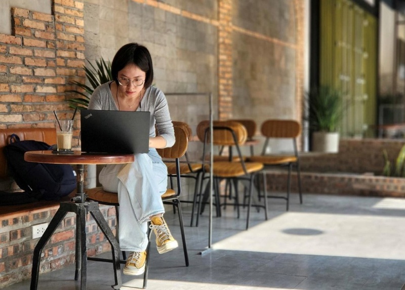 Phụ nữ đánh giá hiệu suất đầu tư tại quán cà phê yên tĩnh