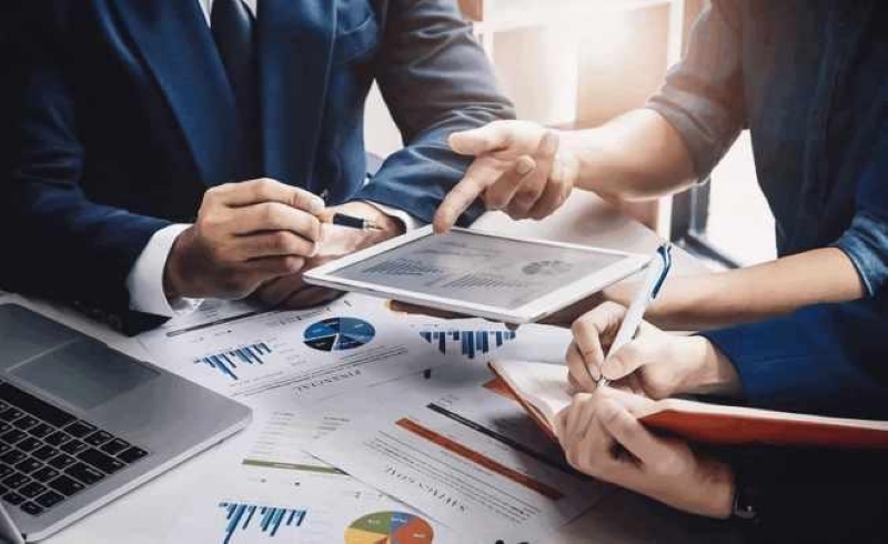 Cố vấn tài chính tư vấn lựa chọn chứng chỉ quỹ phù hợp cho khách hàng