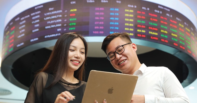 Nhà đầu tư phân tích bảng so sánh hiệu suất các quỹ đầu tư