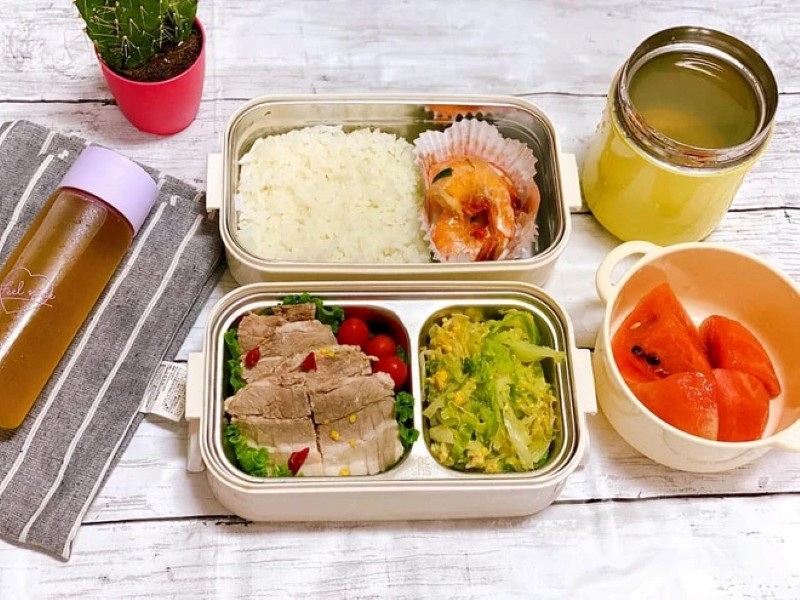 Học sinh chuẩn bị cơm hộp cùng nhau để tiết kiệm chi phí ăn trưa