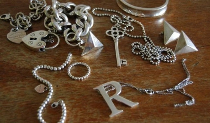 Trang sức bạc có lớp xỉn nhẹ so với inox sáng bóng