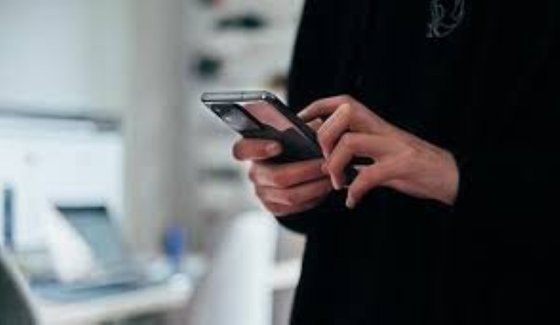 Người dùng lo lắng vì lỗi giao dịch khi kiểm tra tài khoản ngân hàng trên điện thoại