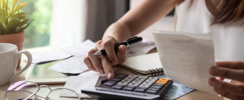 Người trẻ đang ghi chép kế hoạch chi tiêu hàng tháng với mức lương hạn chế