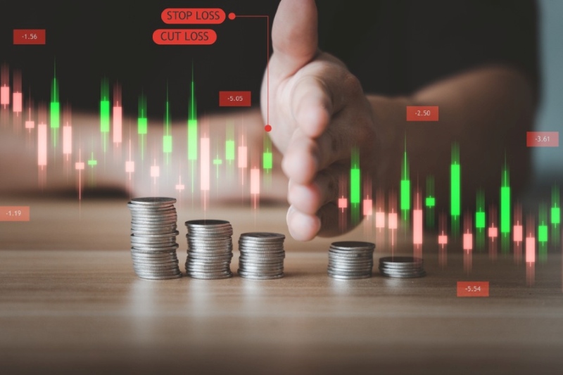 Nhà đầu tư đang phân vân trước quyết định giữ hay bán cổ phiếu thua lỗ