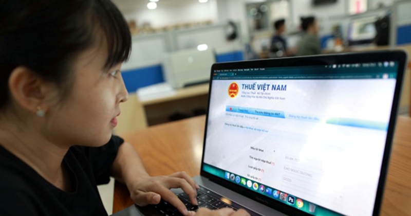 Nhân viên đang tính toán thuế TNCN từ cổ phiếu ESOP