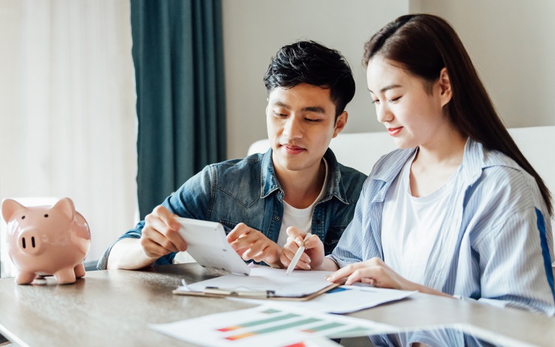 Người trẻ đang lập kế hoạch tài chính với lãi kép