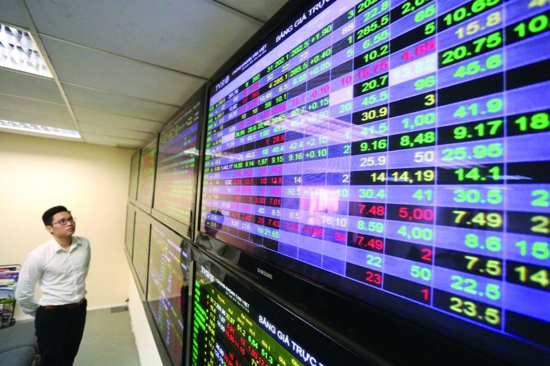 Nhà đầu tư trẻ theo dõi hiệu suất quỹ ETF