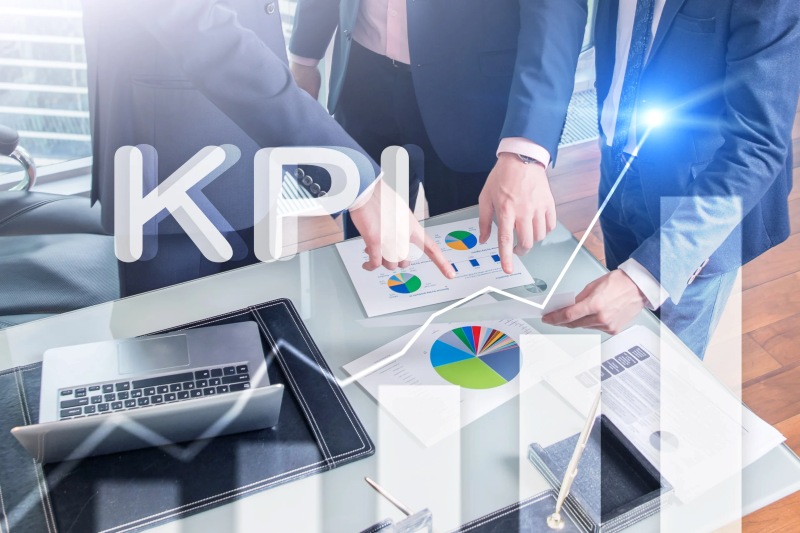 Nhân viên và quản lý trao đổi kế hoạch cải thiện KPI