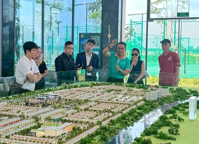 Nhà đầu tư trẻ đang nghiên cứu tài liệu bất động sản