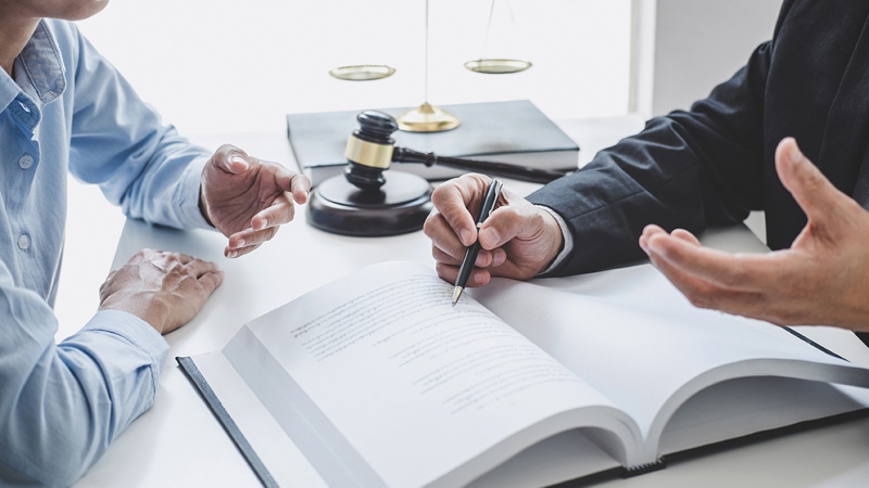 Nhà đầu tư kiểm tra pháp lý đất nền cùng luật sư chuyên nghiệp