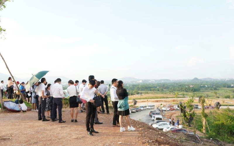 Nhà đầu tư khảo sát đất nền gần khu vực phát triển hạ tầng