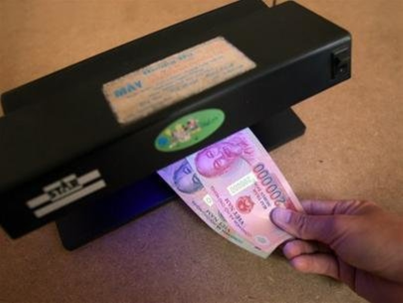 Kiểm tra chất lượng tờ tiền polymer dưới ánh sáng chuyên dụng