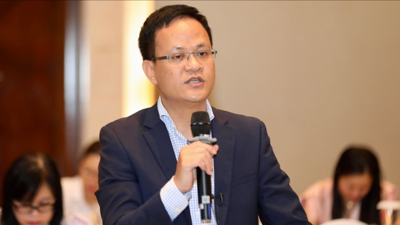 Chuyên viên Ngân hàng Nhà nước Việt Nam theo dõi chính sách tiền tệ