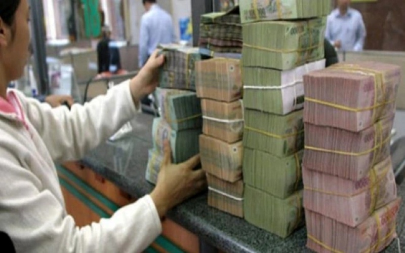 Nhà máy in tiền polymer hiện đại tại Việt Nam với kỹ thuật viên giám sát