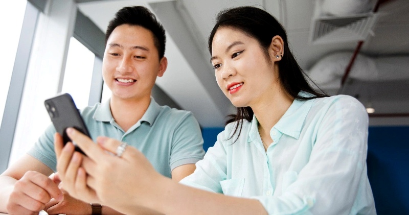 Người dùng Việt trải nghiệm App HVA trong không gian thân thiện