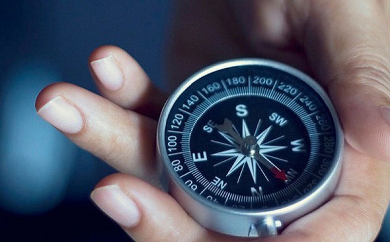 Chuyên gia phong thủy đo hướng đất bằng la bàn truyền thống