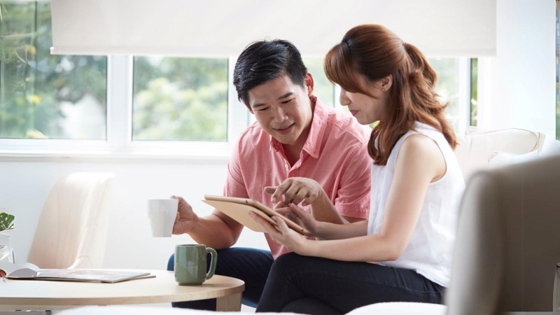 Vợ chồng trẻ cùng nhau kiểm soát chi tiêu