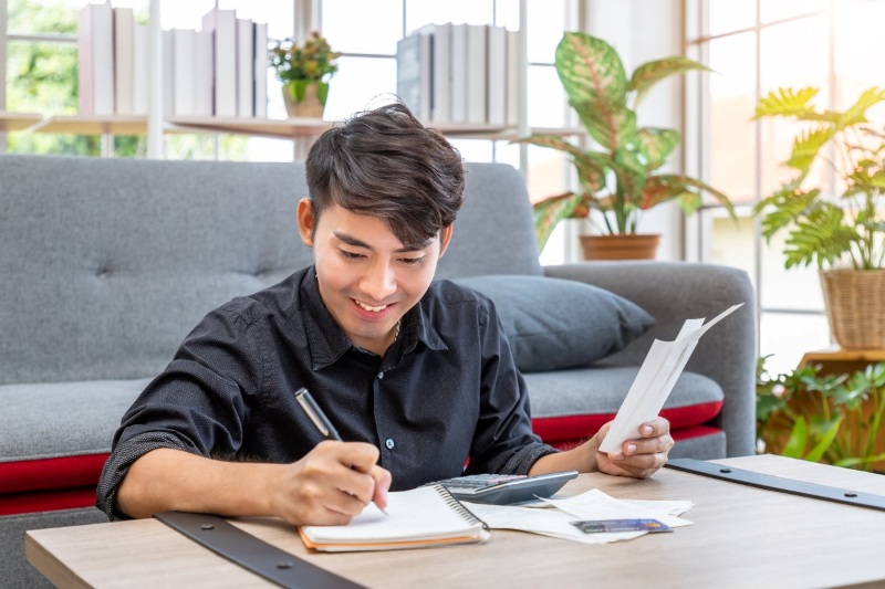 Người trẻ lên kế hoạch tài chính với sổ tay