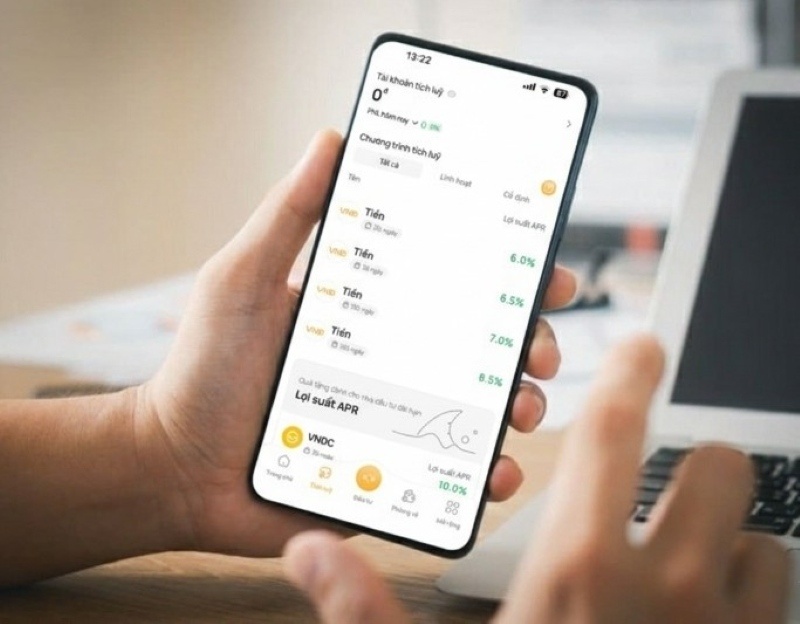 Người trẻ đầu tư linh hoạt qua ứng dụng HVA tại quán cà phê